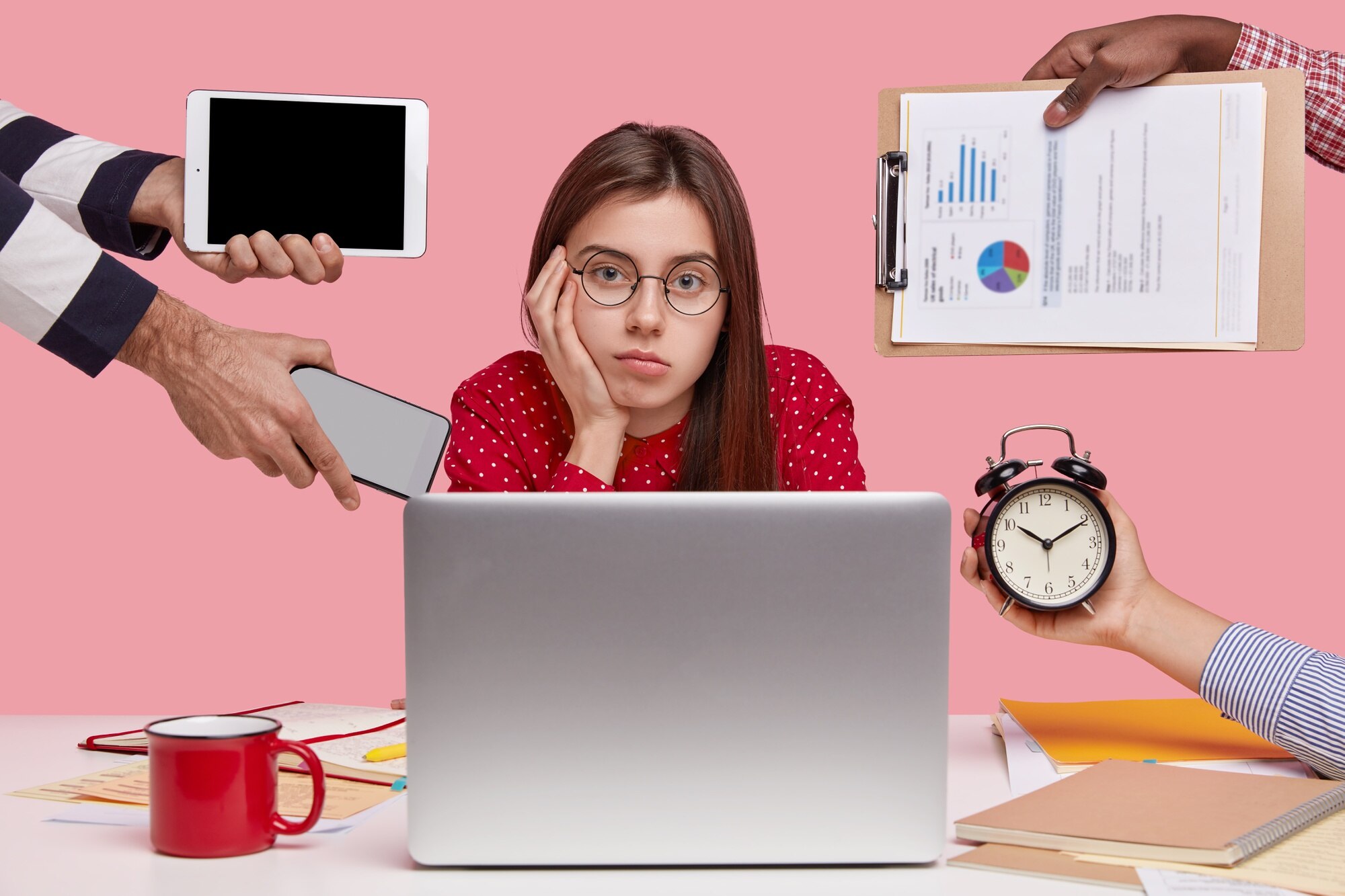 Истощение ресурсов часто ведёт к усталости и апатии, что сказывается на работоспособности и общении с другими людьми.