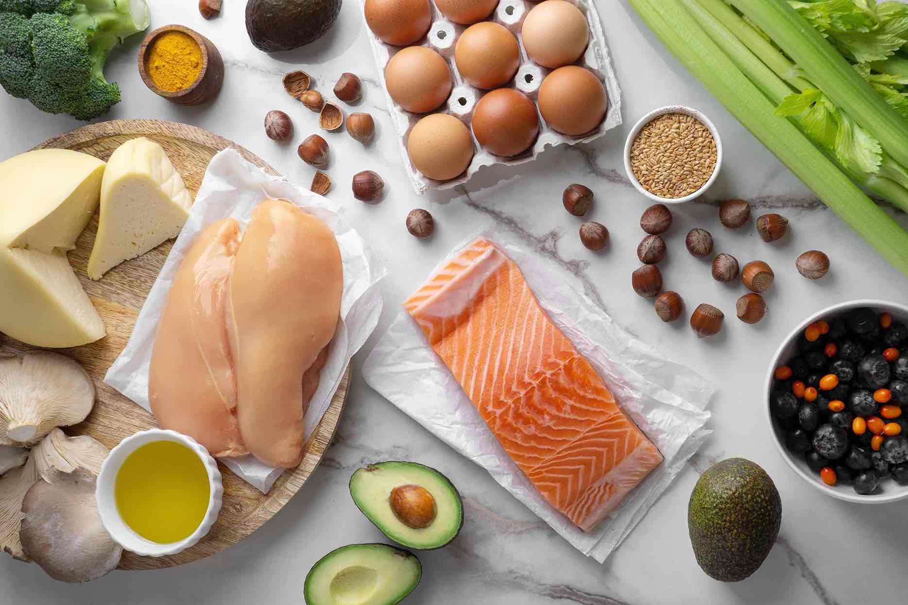 Источники витамина D – жирная рыба, яичные желтки, молочные продукты