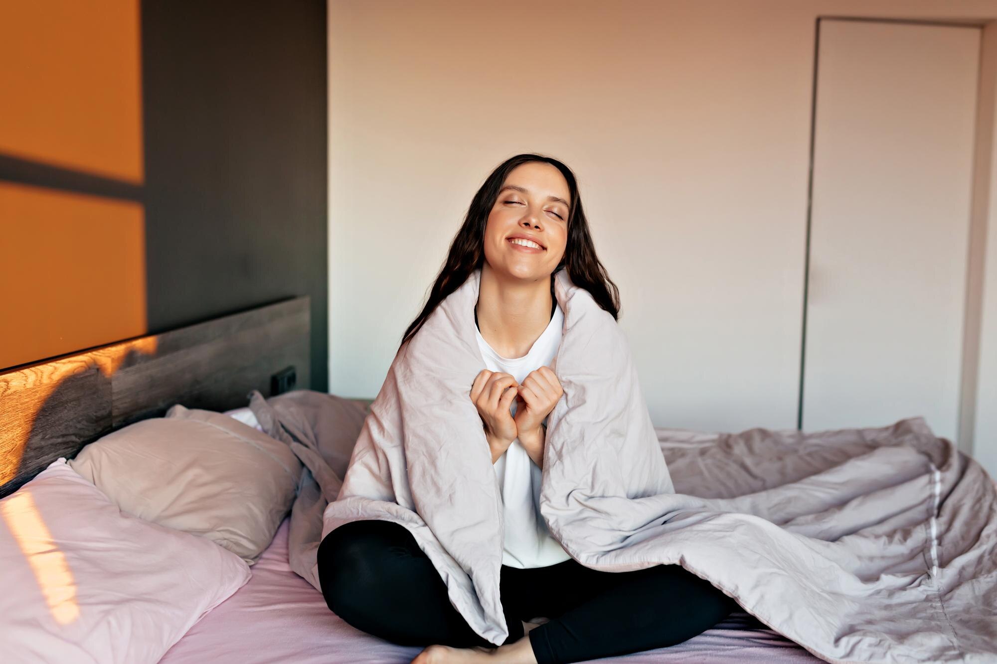 Чтобы зарядить себя позитивом и сохранить бодрый настрой на целый день, уделите первые 30 минут после пробуждения заботе о себе