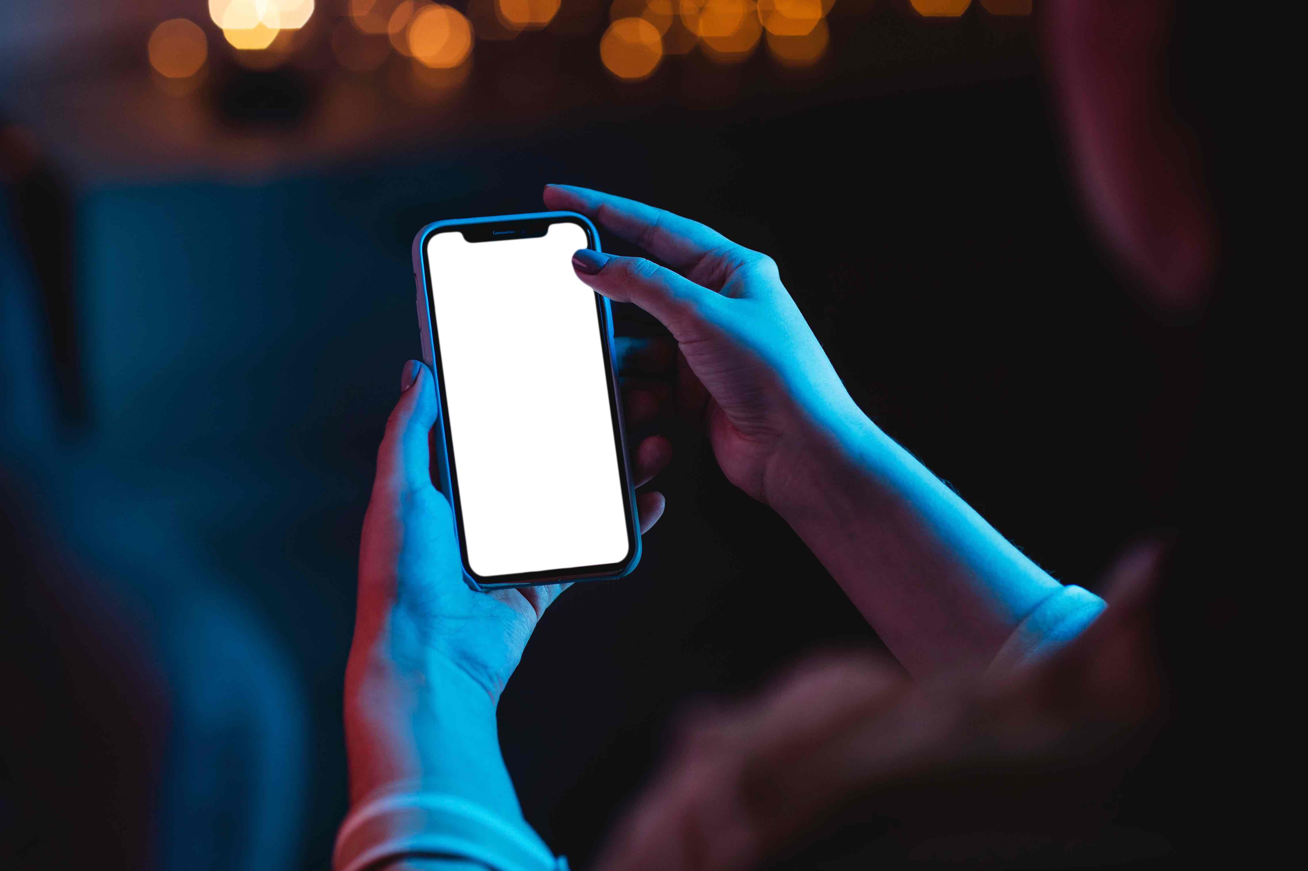 Синий свет, который излучают экраны гаджетов, подавляет гормон сна – мелатонин