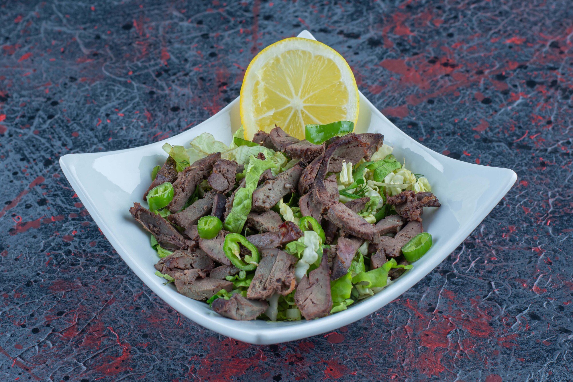 В качестве закуски на новогодний стол приготовьте салат с куриной печенью и фасолью.